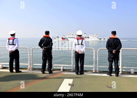 QINGDAO, CHINE - le 12 OCTOBRE 2022 - les agents de l'application de la loi de l'Administration de la sécurité maritime s'adminent à la vess Banque D'Images