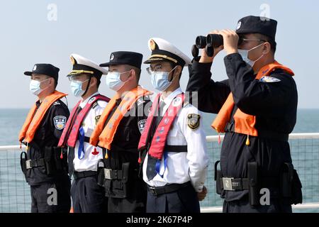 QINGDAO, CHINE - le 12 OCTOBRE 2022 - des agents de l'application de la loi de l'Administration de la sécurité maritime patrouillent à l'ancrage du Haixun 0571 à Qingd Banque D'Images