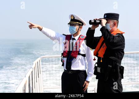 QINGDAO, CHINE - le 12 OCTOBRE 2022 - des agents de l'application de la loi de l'Administration de la sécurité maritime patrouillent à l'ancrage du Haixun 0571 à Qingd Banque D'Images