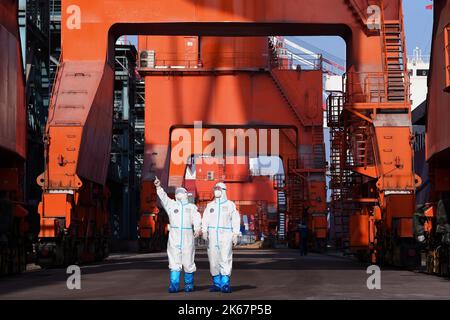 QINGDAO, CHINE - le 12 OCTOBRE 2022 - des policiers du poste d'inspection frontalier de Dongjiakou, dans la province de Shandong, patrouillent dans le terminal de grain de Dongjiakou P. Banque D'Images