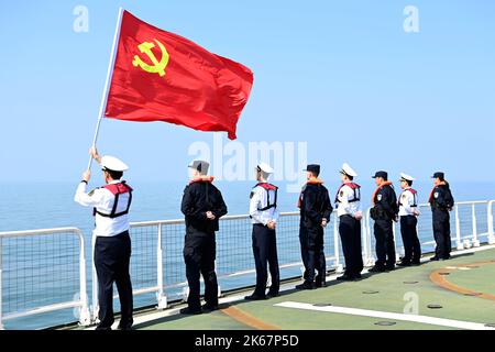 QINGDAO, CHINE - le 12 OCTOBRE 2022 - des officiers du poste d'inspection frontalier de Dongjiakou et de l'Administration de la sécurité maritime de Dongjiakou saluent la Na 20th Banque D'Images