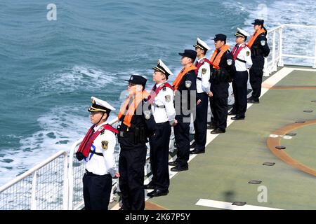 QINGDAO, CHINE - le 12 OCTOBRE 2022 - des agents de l'application de la loi du poste d'inspection d'entrée-sortie de Dongjiakou et de l'administration de la sécurité maritime de Dongjiakou Banque D'Images