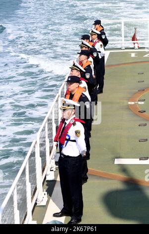 QINGDAO, CHINE - le 12 OCTOBRE 2022 - des agents de l'application de la loi du poste d'inspection d'entrée-sortie de Dongjiakou et de l'administration de la sécurité maritime de Dongjiakou Banque D'Images