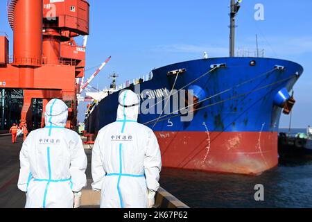 QINGDAO, CHINE - le 12 OCTOBRE 2022 - des policiers supervisent l'arrivée de navires céréaliers importés au terminal céréalier du port de Dongjiakou à Qingdao, Shando Banque D'Images