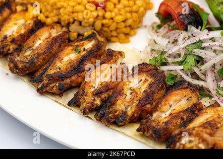 Brochettes de poulet grillées isolées sur fond blanc. Cuisine turque. Gros plan Banque D'Images