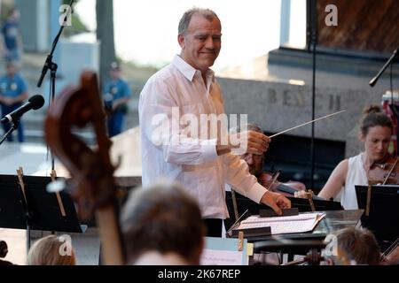 Christopher Wilkins dirige le concert d'été en plein air du Boston Landmarks Orchestra au Hatch Shell sur l'Esplanade, Boston, Massachusetts Banque D'Images