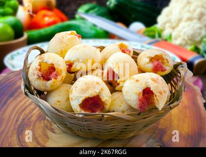 Petit-déjeuner avec pain au fromage farci, pao de queijo Banque D'Images