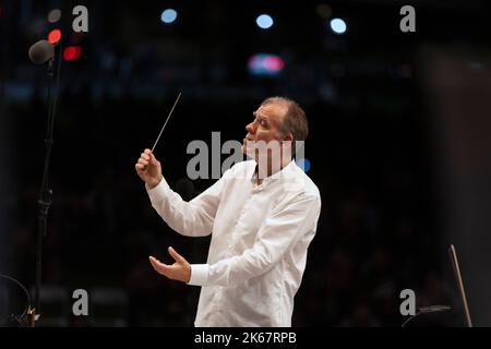 Christopher Wilkins dirige le concert d'été en plein air du Boston Landmarks Orchestra au Hatch Shell sur l'Esplanade, Boston, Massachusetts Banque D'Images