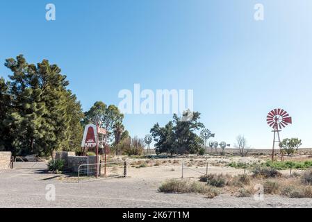 FRASERBURG, AFRIQUE DU SUD - SEP 3, 2022: Sept moulins à vent sont visibles à l'hébergement et camping indépendants ou Klipskuur sur la ferme Helmekaar n Banque D'Images