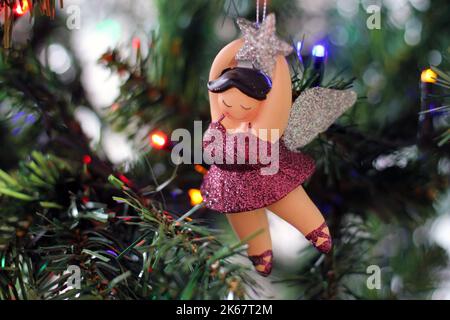 Nouvelles décorations de noël sous forme de ballerine grasse. Jouet de Noël suspendu sur l'arbre de Noël gros plan. Banque D'Images