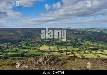 Tout Stretton et le long Mynd vus de près du sommet de Caer Caradoc par un marcheur, Eglise Stretton, Shropshire Banque D'Images