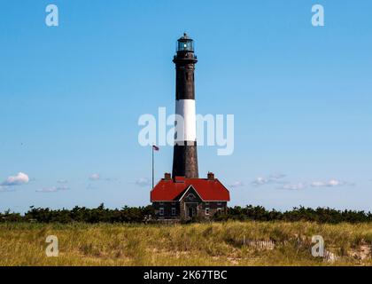 Vue de face du phare de Fire Island avec de l'herbe très sèche à l'avant pris de la plage. Banque D'Images