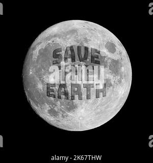 Expression, sauver la terre, écrit sur la surface de la lune, appelant à des mesures pour sauver la planète de l'autodestruction. Banque D'Images