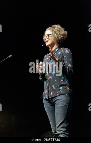 La biologiste marine Helen Scales souligne les tensions entre l'exploration des océans profonds, la vie unique découverte là-bas et l'exploitation de ses ressources à but lucratif. Banque D'Images