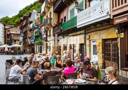 Pasajes, Gipuzcoa, pays Basque, Espagne - 17 juillet 2019 : les habitants et les touristes s'assoient en plein air dans une taverne de la vieille ville de Pasajes de San Juan. Banque D'Images