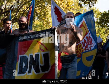 Barcelone, Espagne. 12th octobre 2022. (Note de l'éditeur : l'image contient des blasphèmes)Un groupe de sympathisants nazis démontrera contre l'immigration et montrent leur affinité pour le régime nazi. Crédit : SOPA Images Limited/Alamy Live News Banque D'Images