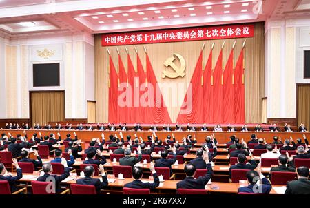 Pékin, Chine. 12th octobre 2022. La septième session plénière du Comité central du Parti communiste chinois (PCC) de 19th est présidée par le Bureau politique du Comité central du PCC, à Beijing, capitale de la Chine. La session plénière s'est tenue du 9 au 12 octobre à Beijing. Credit: Yan Yan/Xinhua/Alay Live News Banque D'Images