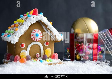 Maisons colorées en pain d'épice avec bonbons et neige blanche horizontale Banque D'Images