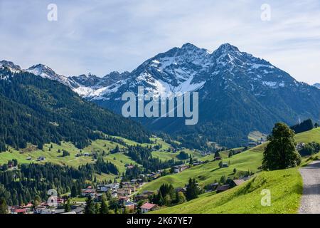 Belle vue sur Hirschegg dans le Kleinwalsertal Banque D'Images