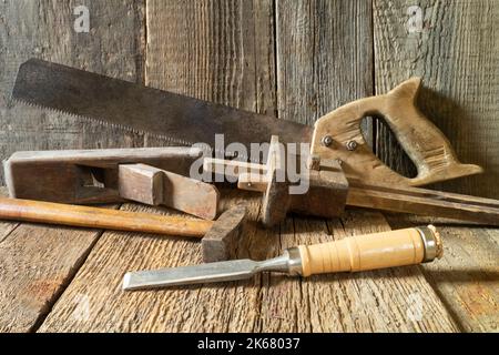 Un ensemble d'outils sur une planche en bois. Objets industriels sur fond gris Banque D'Images