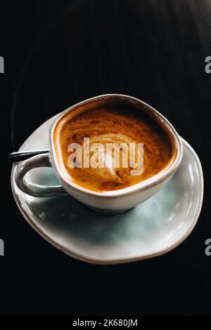 Tasse de cappuccino parfumé avec mousse de lait. Verticale Banque D'Images