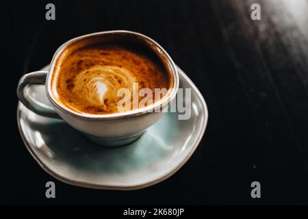 Tasse de cappuccino parfumé avec mousse de lait Banque D'Images