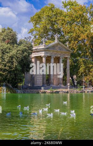 Temple d'Asclepius situé au milieu de la petite île sur le lac artificiel dans les jardins de la Villa Borghèse, Rome, Italie. Banque D'Images