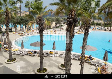 Baignade au soleil autour de la piscine Banque D'Images