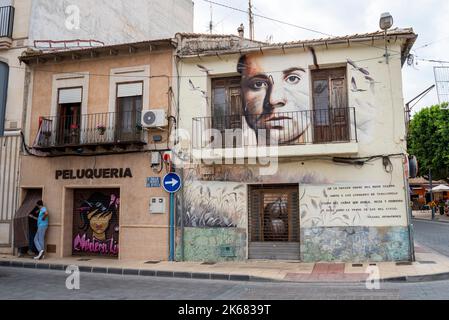 Grande murale sur le côté d'un bâtiment à Rojales après les Rojales dans le festival de peinture conçu pour revitaliser les bâtiments en décomposition. Miguel Hernandez Banque D'Images