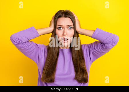 Gros plan photo de jeune drôle excitée femme nerveuse fermer ses oreilles mains forte musique voisins insatisfait réaction isolée sur la couleur jaune Banque D'Images