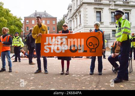Londres, Royaume-Uni. 12th octobre 2022. Les militants de Just Stop Oil tiennent une bannière devant Downing Street sur Horse Guards Road, tandis que le groupe d'action pour le climat poursuit ses manifestations quotidiennes exigeant que le gouvernement britannique cesse d'émettre de nouvelles licences de pétrole et de gaz. Credit: Vuk Valcic/Alamy Live News Banque D'Images