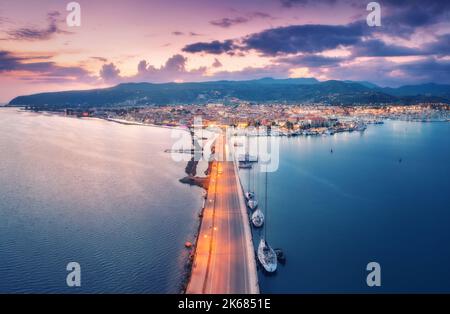 Vue aérienne de la route et de la mer la nuit sur l'île de Lefkada, Grèce Banque D'Images