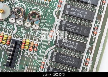 Puces de RAM dynamique 16384 bits de National Semiconductor Corporation sur la carte mère du spectre ZX Sinclair série 2. Célèbre ordinateur traditionnel britannique. Banque D'Images