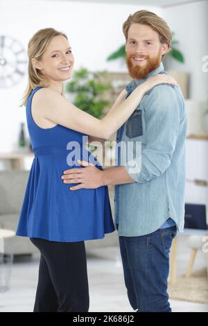 mignon jeune élégant couple enceinte Banque D'Images