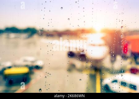 Résumé bokeh défoqué de l'avion à la porte de l'aéroport avec le soleil sortant après la pluie - concept de voyage moderne et flâner style de vie au coucher du soleil - Focus Banque D'Images