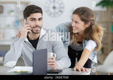 beau couple surpris et étonné avec bon nouveau Banque D'Images