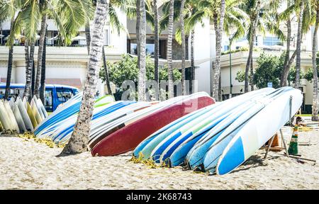 Planches de surf multicolores à Waikiki Beach à Honolulu Hawaii - planches de surf à destination tropicale exclusive en Asie du Sud-est - surf de renommée mondiale Banque D'Images