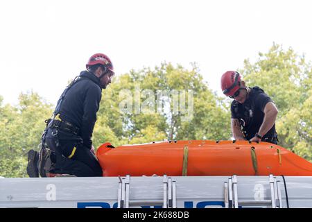 Deux partisans du programme Just Stop Oil ont grimpé mercredi au-dessus d'un minibus de police métropolitain devant la route des gardes à cheval à Londres (12 octobre) dans le cadre d'une poursuite Banque D'Images