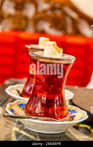 Du thé turc servi dans la manière typique, dans un verre sur une petite soucoupe Banque D'Images
