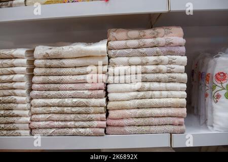 Serviettes de bain sur une étagère du marché, vente de serviettes en coton, pile de serviettes en coton, une étagère dans la rangée d'origine du marché, gros plan sélectif. Banque D'Images