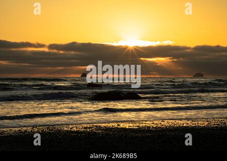 WA22193-00...WASHINGTON - coucher de soleil sur l'océan Pacifique depuis la plage de Mosquito Creek sur la côte sauvage du parc national olympique. Banque D'Images