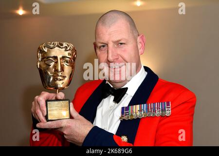 Sergent de garnison le major Andrew ‘Vern’ Stokes avec son prix BAFTA au club Rotary d'Ironbridge où il a été conférencier invité. PHOTO DE DAVE BAGNALL Banque D'Images