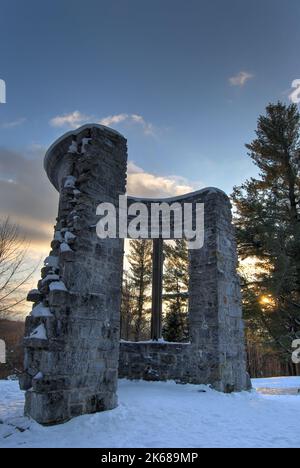 Coucher du soleil image d'hiver des ruines du domaine Mackenzie-King dans le parc de la Gatineau, Québec, Canada vertical Banque D'Images