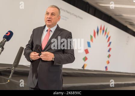 Prague, République tchèque. 12th octobre 2022. Le ministre tchèque de l'industrie et du commerce Jozef Sikela s'adresse aux médias avant la réunion informelle des ministres européens de l'énergie à Prague. Les principaux thèmes de la réunion sont l'hydrogène, la préparation énergétique pour l'hiver à venir, la diminution de l'approvisionnement en gaz russe en Europe, la hausse des prix de l'énergie et une éventuelle révision du marché européen de l'électricité. Crédit : SOPA Images Limited/Alamy Live News Banque D'Images