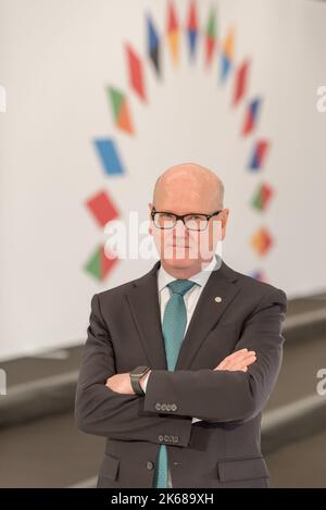 Prague, République tchèque. 12th octobre 2022. Thomas Ostros, vice-président de la Banque européenne d'investissement, a été vu avant la réunion informelle des ministres européens de l'énergie à Prague. Les principaux thèmes de la réunion sont l'hydrogène, la préparation énergétique pour l'hiver à venir, la diminution de l'approvisionnement en gaz russe en Europe, la hausse des prix de l'énergie et une éventuelle révision du marché européen de l'électricité. Crédit : SOPA Images Limited/Alamy Live News Banque D'Images