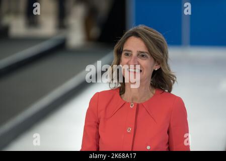 Prague, République tchèque. 12th octobre 2022. La ministre espagnole de la transition écologique Teresa Ribera Rodriguez a été vue avant la réunion informelle des ministres européens de l'énergie à Prague. Les principaux thèmes de la réunion sont l'hydrogène, la préparation énergétique pour l'hiver à venir, la diminution de l'approvisionnement en gaz russe en Europe, la hausse des prix de l'énergie et une éventuelle révision du marché européen de l'électricité. Crédit : SOPA Images Limited/Alamy Live News Banque D'Images