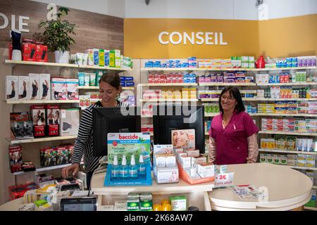 Deux pharmaciens souriants pendant leurs activités Banque D'Images