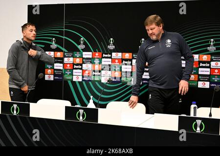 Andrew Hjulsager de Gent et Hein Vanhaezebrouck, entraîneur en chef de Gent, photographiés lors d'une conférence de presse de l'équipe belge de football KAA Gent, mercredi 12 octobre 2022 à Johanneshov, Stockholm, Suède, en préparation du match de demain contre l'équipe suédoise Djurgarden, LE QUATRIÈME jour de la conférence de l'UEFA Europa League. BELGA PHOTO JASPER JACOBS Banque D'Images