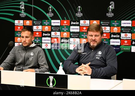 Andrew Hjulsager de Gent et Hein Vanhaezebrouck, entraîneur en chef de Gent, photographiés lors d'une conférence de presse de l'équipe belge de football KAA Gent, mercredi 12 octobre 2022 à Johanneshov, Stockholm, Suède, en préparation du match de demain contre l'équipe suédoise Djurgarden, LE QUATRIÈME jour de la conférence de l'UEFA Europa League. BELGA PHOTO JASPER JACOBS Banque D'Images