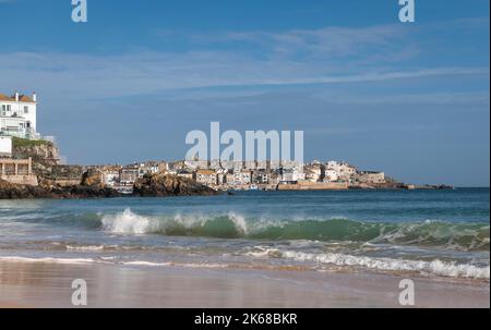 Un cliché de St Ives avec des vagues de rupture prises de la plage de Porthminster Banque D'Images